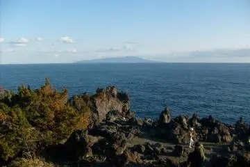 <p>Looking out towards Izu Oshima from the Jogasaki&nbsp;coast</p>