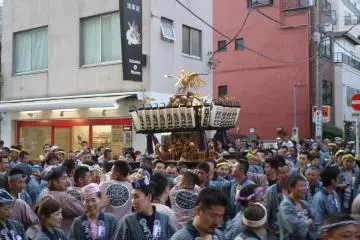 The streets quickly become packed as people march their way through the crowds and toward Senso-ji&nbsp;Temple.
