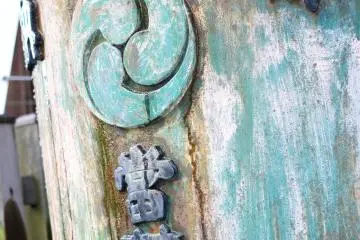 <p>This is a beautifully sculpted barrel, I'm not sure what's in it or what it's purpose is but the writing and design on it as well as the old faded colors are amazing.&nbsp;</p>