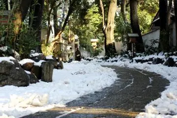<p>This is one of the walkways leading you around the shrine, the whole small park is circular in its design.&nbsp;</p>
