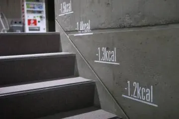 <p>I love this little detail in the staircase. More sports decoration !&nbsp;</p>