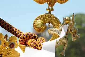 <p>A close up shot of the intricate design of the top of the "mikoshi" and what looks like a small dragon.&nbsp;</p>