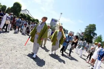 <p>These people were walking towards me, they didn't pose for the photo but it sure looks like it.&nbsp;</p>