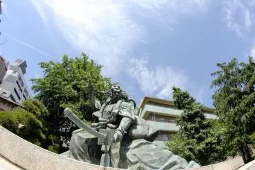 <p>This is a statue at the back of the temple in Asakusa, it represents Danjuro Ichikawa which was a famous Kabuki actor.</p>