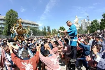 <p>Being in the middle of the action means you can see everything that's going on, including tasting the dust and the sweat in the air.&nbsp;</p>