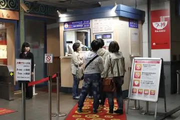 <p>ทางเข้าที่มีผู้คนแวะเวียนไม่ขาดสาย</p>