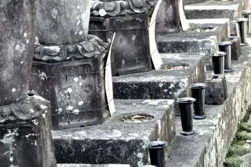 <p>The base of the same unique stones seen from the side</p>