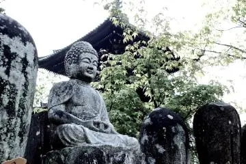 <p>Statue and pagoda</p>