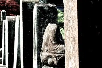 비석의 머리 없는 조각상