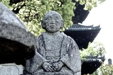 석상위에 우뚝 솟은 탑