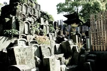 거대한 돌 묘지 