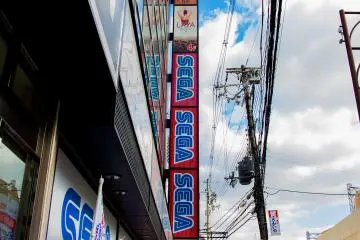 <p>ร้านเซก้าในเดนเดน ทาวน์ ไม่สะดุดตามากนัก แต่ก็อยู่ในอาคารสูงสี่ชั้นที่มีเครื่องเล่นต่าง ๆ ให้คุณได้ลองอย่างไม่รู้เบื่อ</p>