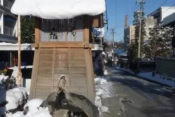 Small fountain flowing with hot spring water at parking lot entrance