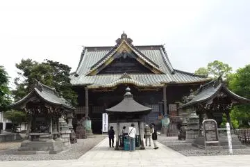 <p>อาคารไม้เก่าแก่ที่มีพระพุทธรูปประดิษฐานอยู่</p>