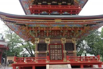 <p>เจดีย์ไม้สามชั้น ซึ่งตกแต่งและระบายสีอย่างสวยงาม</p>
