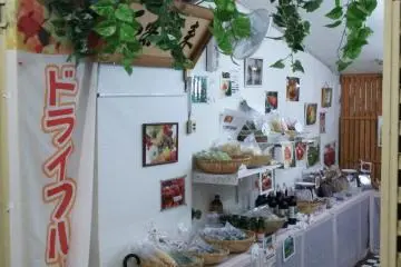 <p>You can even buy dried fruit here.</p>