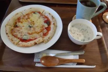 <p>The pizza lunch set - pizza, soup and a choice of hot or cold tea or coffee</p>