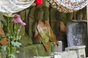 <p>A small shrine near the main waterfall</p>