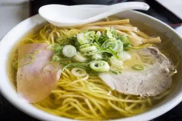 츄카 소바, 맑은 닭고기 수프, 봄 양파, 죽순, 고기.