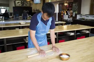 Memilin adonan soba agar menjadi setipis mungkin
