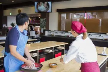 Melihat video instruksi sebagai referensi