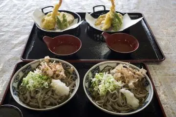 Menikmati hasil dari membuat soba, disajikan bersama dengan tempura!
