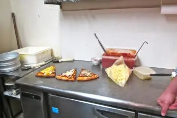 <p>With an open kitchen you know your pizza is fresh</p>