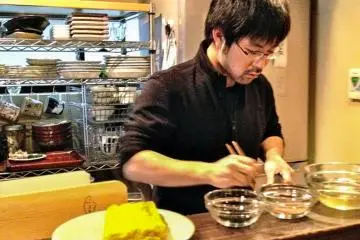 Teacher Taro san on a roll in the kitchen, chatting, cooking, laughing, all the same time (Photo: <a href="http://www.facebook.com/temple.shrine" target="_blank" rel="noreferrer noopener nofollow">Mr Taro Saeki</a>)