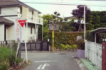 The residential area in front of the cafe