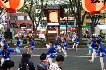 <p>Flanked by hanging lanterns and cheering crowds, these blue uniform dancers bring the energy to Jozenji Avenue.&nbsp;</p>