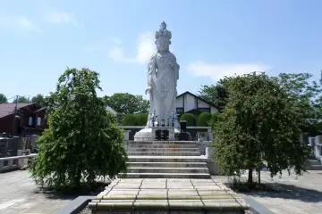<p>A huge statue in the cemetery that was taller than the nearby houses.</p>