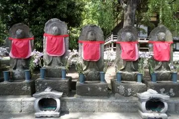 <p>Jizo bosatsu statues line the entrance to the cemetery.</p>
