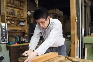 <p>A tansuya crafting a part of the kuruma&nbsp;choba-dansu</p>
