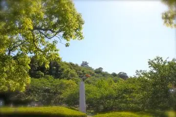 <p>Pictured here is the monument "Light, Wind and Dreams" and Tateyama Castle that sits on top of the 66 meter high park.</p>