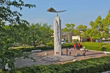 <p>The monument of "Light, Wind and Dreams" was erected in 1985. With Shiroyama's beautiful green background this 7-meter tall granite pillar has a stainless steel bird sculpture on top that moves with the wind.</p>