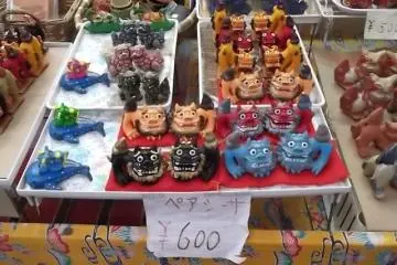 <p>These colorful lion figures make good souvenirs</p>