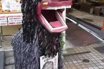 <p>This feller&nbsp;stands outside a restaurant to catch potential customers' eyes</p>