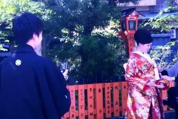 <p>A wedding in Gion's Shirakawa&nbsp;canal walk is a magical experience</p>