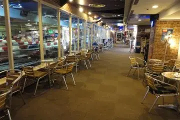 <p>Mucho espacio para mirar las carreras y convivir</p>