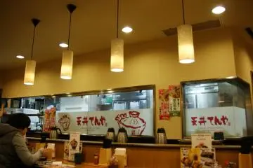 <p>บรรยากาศภายในร้าน ไฟสีชา ที่ให้ความรู้สึกผ่อนคลายและอบอุ่น</p>