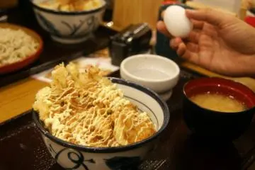 <p>ไข่ไก่สำหรับเมนูข้าว เป็นไข่มะตูมที่ไข่แดงที่ยังเป็นลูกก้อนกลม ตอกแล้วโปะบนข้าวบนเครื่องของทอด</p>