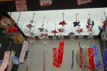 <p>ฉันชอบระฆังแขวนที่ทำจากแก้ว</p>