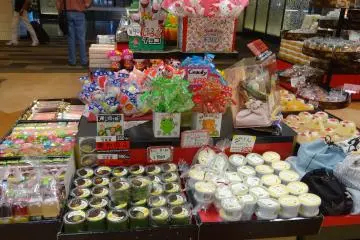 <p>ขนมญี่ปุ่นที่วางขายภายในร้าน</p>