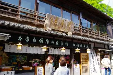 <p>Traditional shops standing side by side on the way to Hase-dera Temple</p>