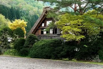 <p>개중에 가장 컸던 이층에 다락방이 있는 전통 초가집</p>
