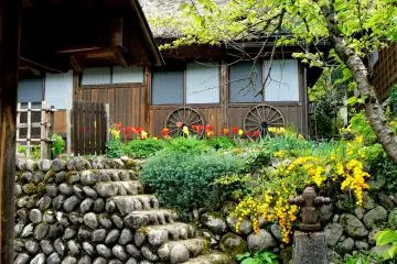 <p>튤립, 마차 바퀴, 돌 계단, 그 옛날 소화전</p>