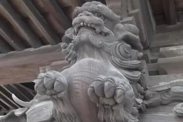 <p>This chap lives under the eaves of the main hall</p>