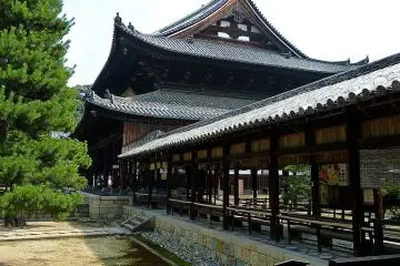 <p>Temple buildings connected with outside roofed corridors</p>