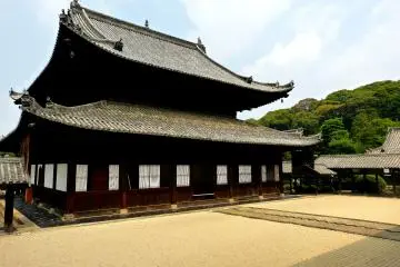 사원 건물들 사이에 충분한 공간이 있다