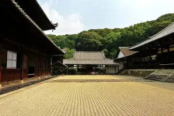 <p>Roofed corridors from a distance</p>